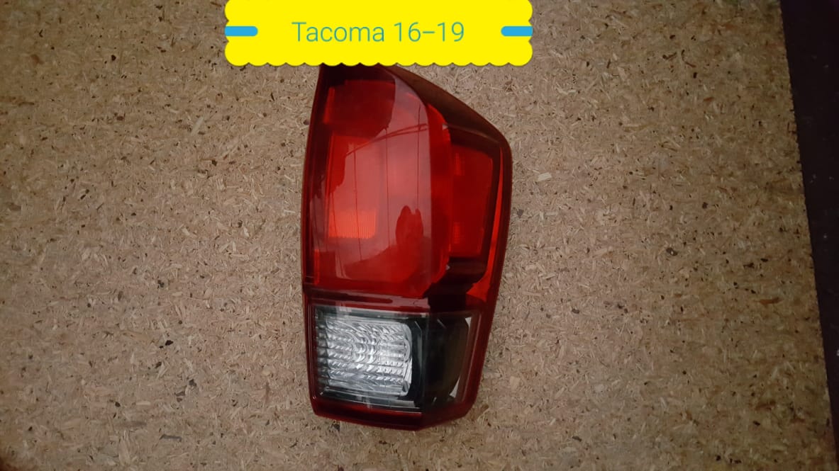FARO POSTERIOR DERECHO TOYOTA TACOMA 2016 AL 2019